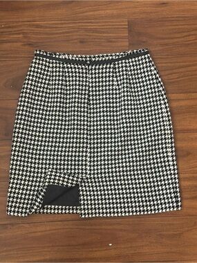 Apostrophe Black and White Houndstooth Pencil Skirt